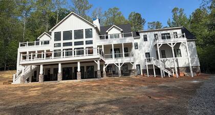 LICENSE TO CHILL II Spacious 8-bedroom Lake Anna house.