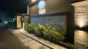 Un bâtiment doté d’une façade en pierre et d’une enseigne sur laquelle on peut lire « MEDEA VILLA ».