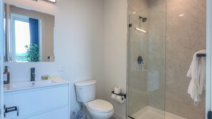 Secador de pelo, toallas, jabón, papel higiénico