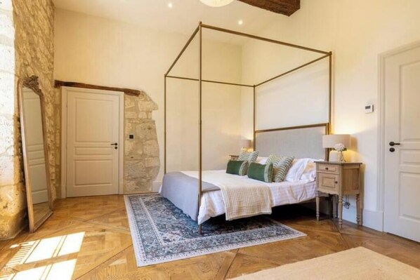 5 bedrooms, iron/ironing board, WiFi