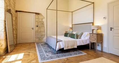 Luxurious 5-bedroom castle in peaceful Rayet with AC