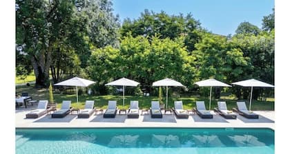 Luxurious 5-bedroom castle in peaceful Rayet with AC