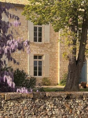 Exterior - Luxurious 5-bedroom castle in peaceful Rayet with AC (Rayet)