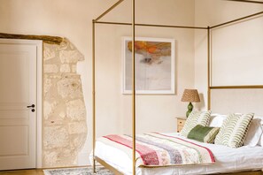 6 bedrooms, iron/ironing board, WiFi, bed sheets