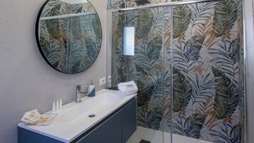 Classic Apartment | Bathroom | Shower, hair dryer, bathrobes, towels
