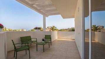 Deluxe Apartment | Living area | Flat-screen TV