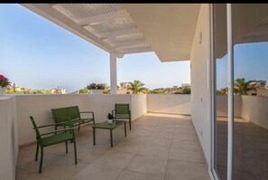 Deluxe Apartment | Living area | Flat-screen TV