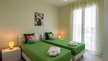 Deluxe Apartment | Blackout drapes, iron/ironing board, free WiFi