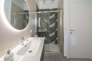 Apartamento Confort | Baño | Ducha, secador de pelo, albornoces y toallas