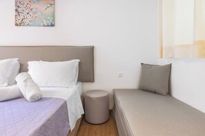 Cribs/infant beds