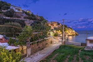 A coastal road with houses, a paved path, and a view of the sea. - BlueGreen Holiday Homes: Holidays with Seaview (Malevizi)