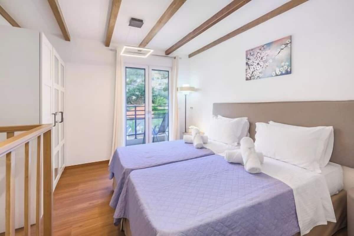 Cots/infant beds