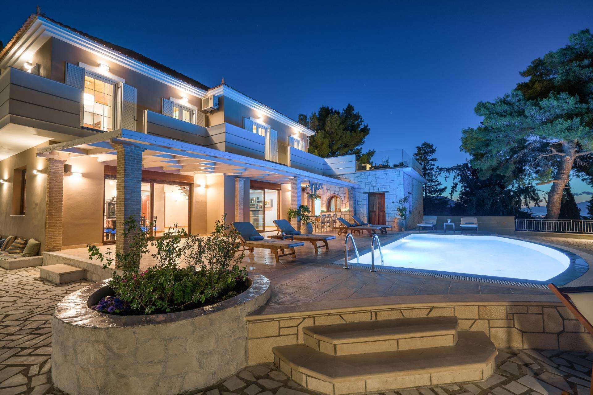Uma casa moderna com piscina, área de estar ao ar livre e um pátio bem iluminado.