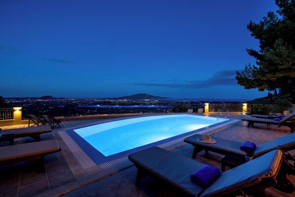 حمّام سباحة مُدفَّأ