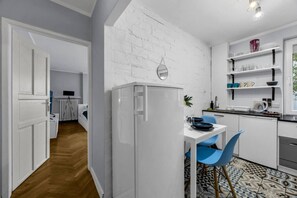 Fridge, oven, stovetop, dishwasher