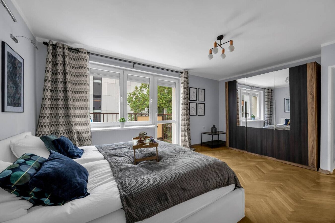 2 slaapkamers, een bureau, een strijkplank/strijkijzer, gratis wifi