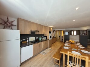 Kühlschrank, Mikrowelle, Ofen, Geschirrspüler