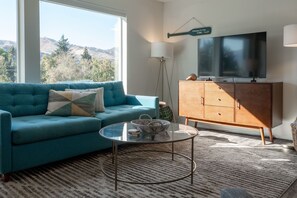 Fernseher, Kamin, Tischtennisplatte