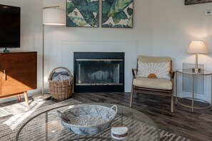 تلفزيون، مدفأة، تنس طاولة