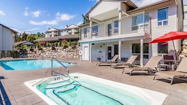 A pool area with lounge chairs and a hot tub. - Modern Park Point - Walk to Town (Chelan)