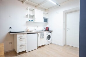 Fridge, microwave, stovetop, dishwasher