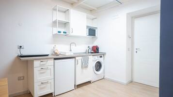 KĂŒhlschrank, Mikrowelle, Herdplatte, GeschirrspĂŒler