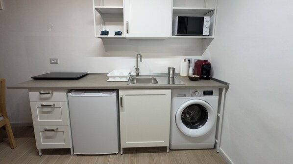 Fridge, microwave, stovetop, coffee/tea maker