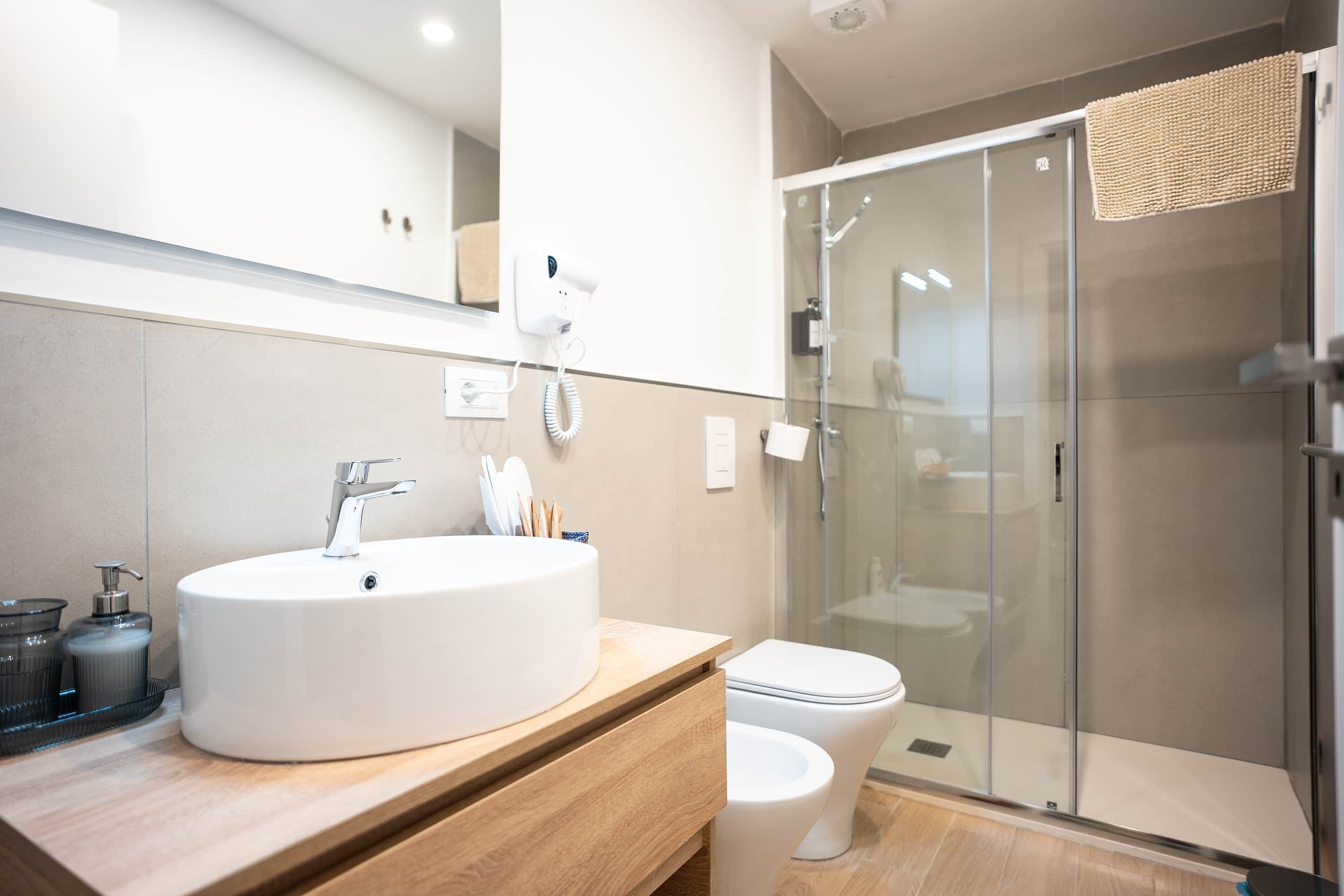 Regadera, amenidades de baño ecológicas, secadora de cabello, pantuflas 