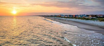 The Golden Gulls -Spacious 3BR/2BA, near shops, food, & beach- LIFT-golfcart