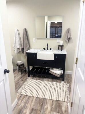 Shower, hair dryer, towels, soap - Wild Horses/ Scenic Ranch Retreat (Bucyrus)