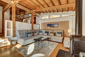 テレビ、暖炉、書斎 / ワークスペース