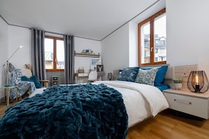 2 bedrooms, travel cot, WiFi, bed sheets
