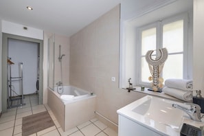 Shower, hair dryer, shampoo