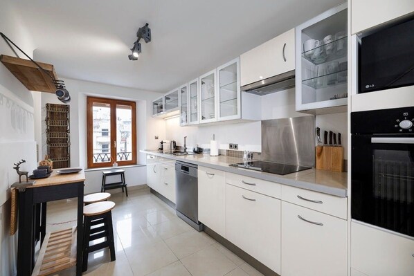 Fridge, microwave, oven, dishwasher