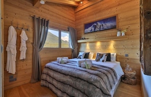 6 bedrooms, iron/ironing board, travel cot, WiFi