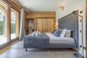 4 bedrooms, iron/ironing board, travel crib, WiFi