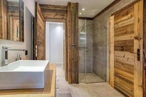 Shower, hair dryer, towels, shampoo