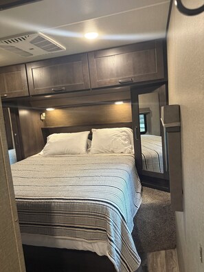 1 bedroom, iron/ironing board, Internet, bed sheets - Cozy RV in Cool Columbus with AC (Columbus)