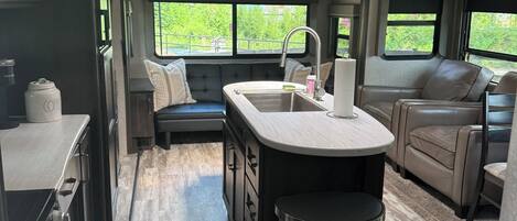 المنشأة من الداخل