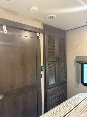 1 slaapkamer, een strijkplank/strijkijzer, internet, beddengoed