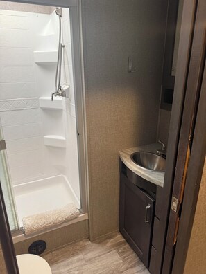 Hair dryer, towels, soap, toilet paper - Cozy RV in Cool Columbus with AC (Columbus)