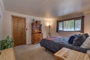 5 bedrooms, iron/ironing board, WiFi, bed sheets