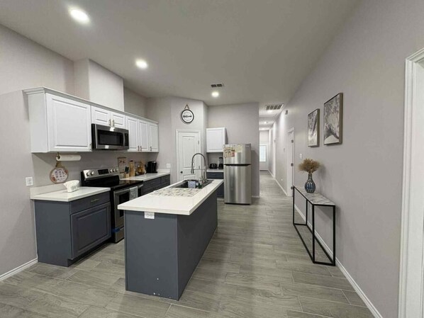 Microondas, horno, placa de cocina