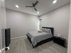 3 habitaciones, tabla de planchar con plancha y acceso a internet 