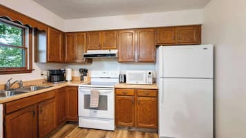 House, Multiple Beds, Hot Tub, Garden View (The Family Nook) | Private kitchen | Fridge, microwave, oven, stovetop