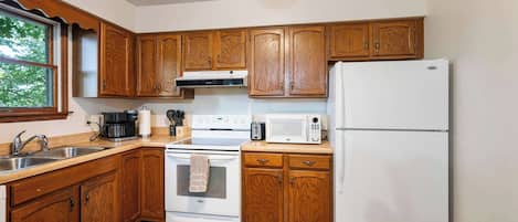 House, Multiple Beds, Hot Tub, Garden View (The Family Nook) | Private kitchen | Fridge, microwave, oven, stovetop