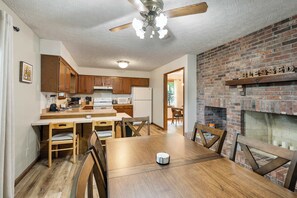 Nhà, nhiều giường, bồn tắm nước nóng, quang cảnh vườn (The Family Nook) | Bếp riêng | Tủ lạnh, lò vi sóng, lò nướng, bếp nấu 