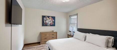 4 habitaciones, escritorio y espacio para trabajar con laptop