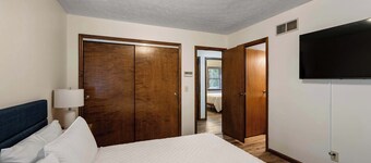 Hot Tub + Game Room Near Spooky Nook 8