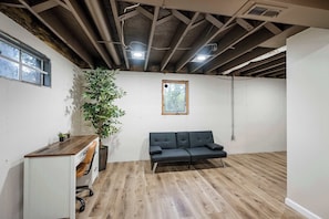 独立别墅, 多张床, 热水浴缸, 花园景观 (The Family Nook) | 起居区 | 50-英寸纯平电视(配备数码频道)